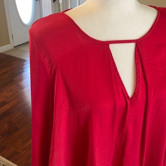 ❌SOLD Jennifer Lopez Silky Satiny Red High Low Top, V neck, Size M - Picture 4 of 9